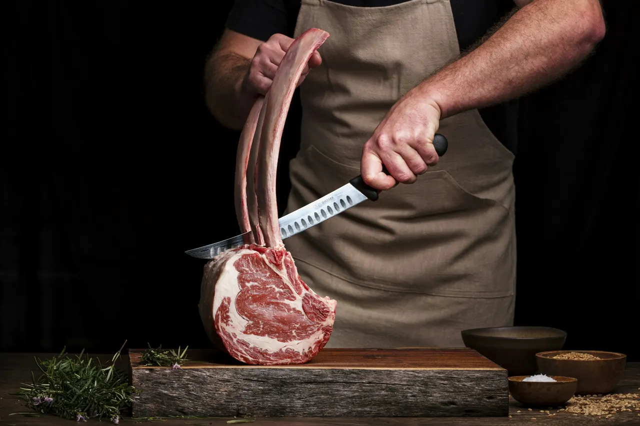Le boucher de La Vache Rouge au labo de boucherie