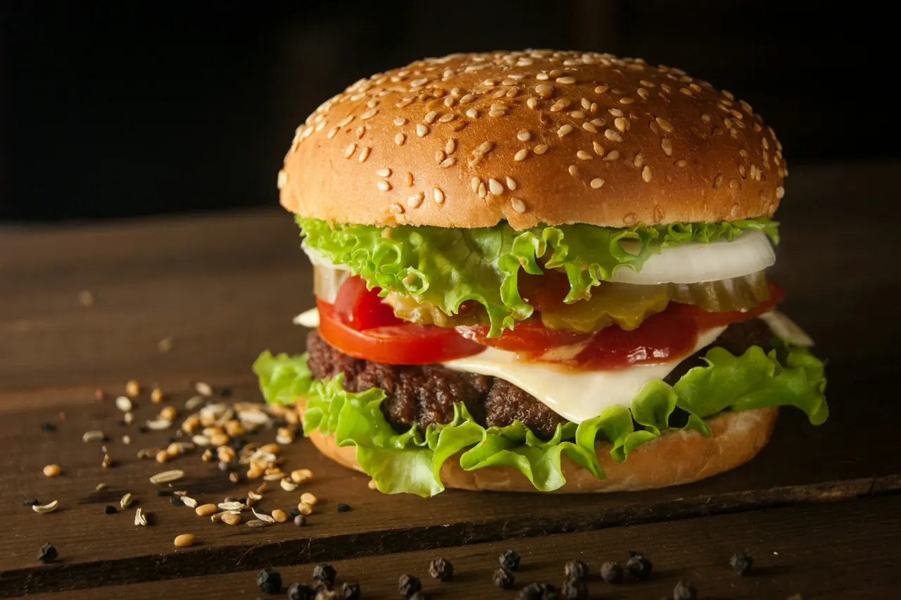 Burger sur planche en bois