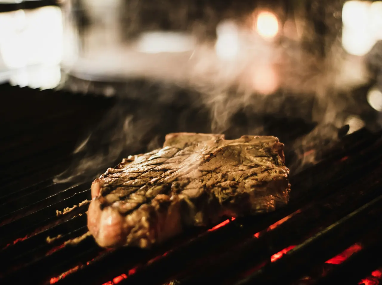 Entrecôte sur le grill, flammes